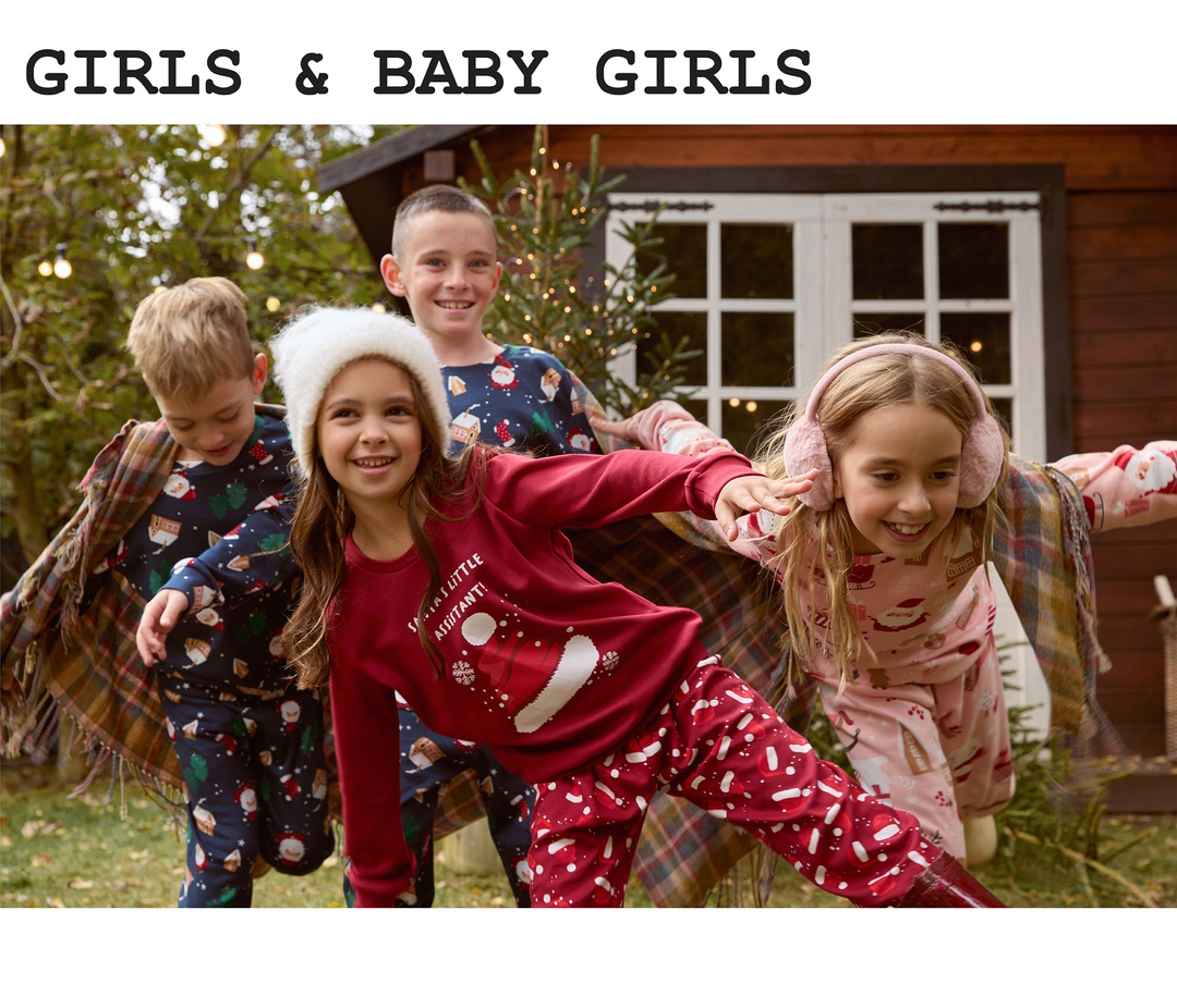 Dječaci i djevojčice stoje napolju u novogodišnjim pidžamama