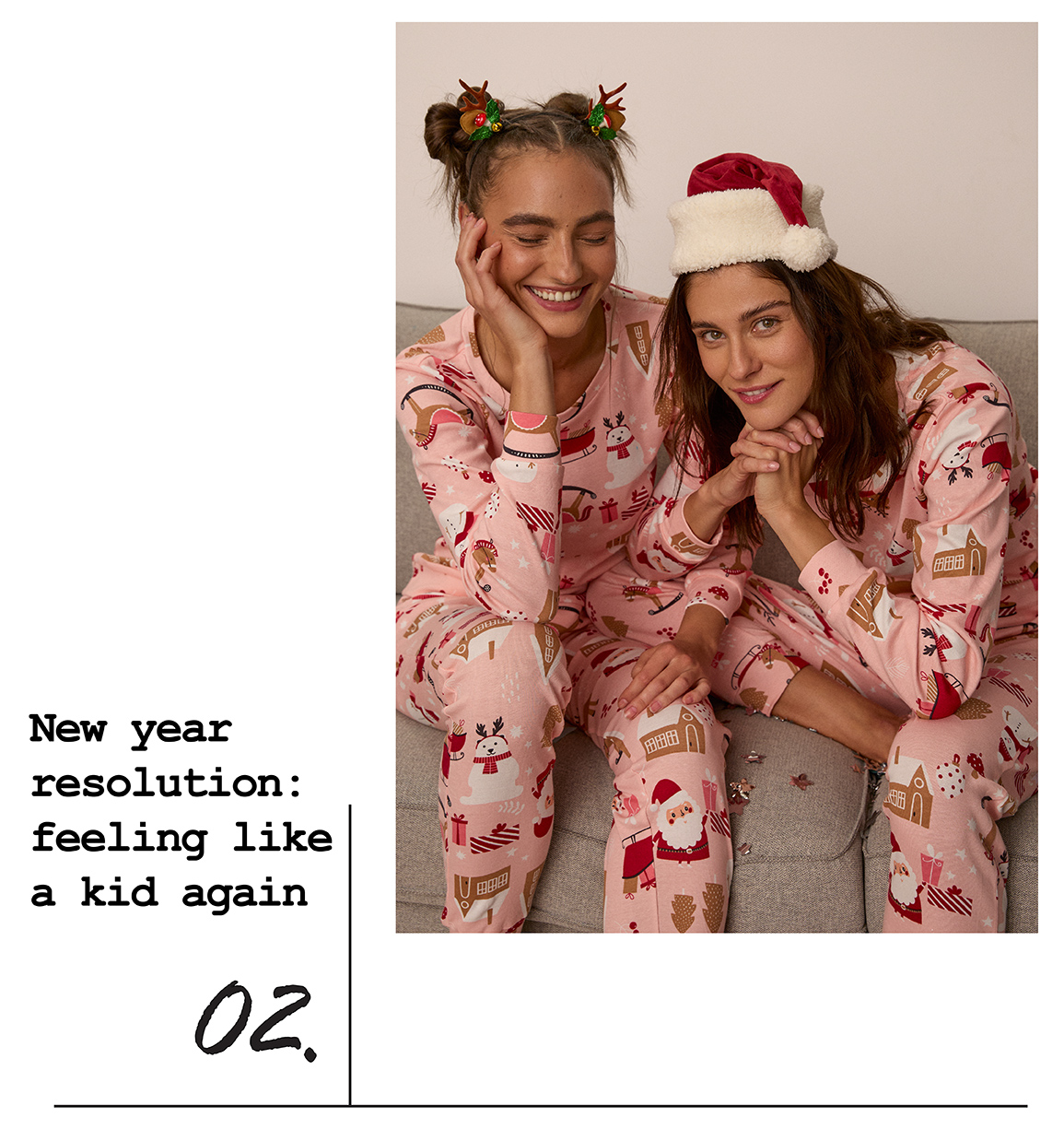 Djevojke sede na garnituri u roze novogodišnjim pidžamama
