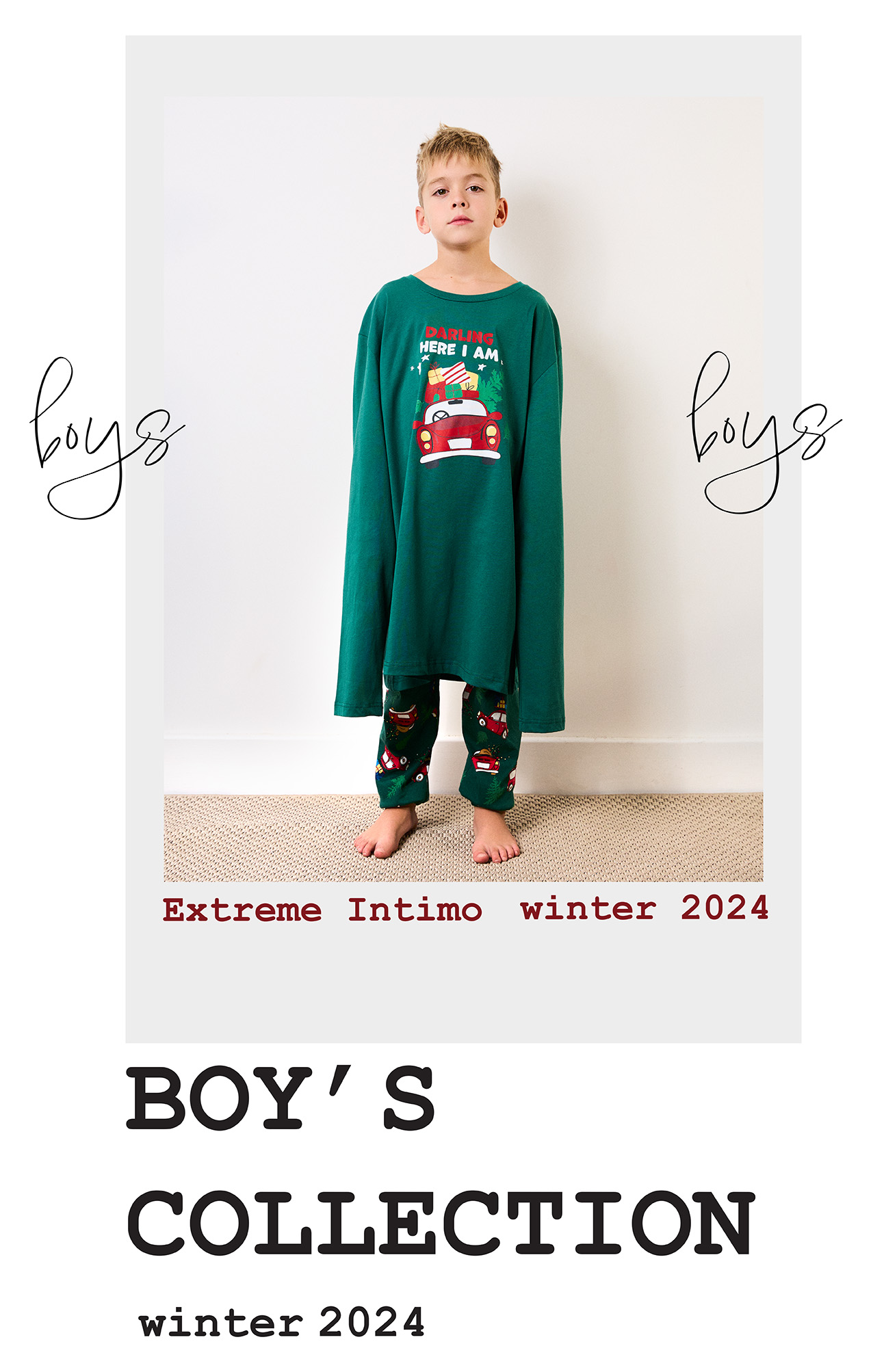 Dječak stoji u muškoj novogodišnjoj pidžami većeg kroja 