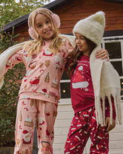 Djevojčice stoje u dvorištu i nose novogidišnje pidžame