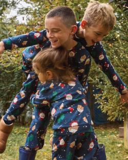 Dječaci se igraju u dvorištu i nose novogodišnje pidžame