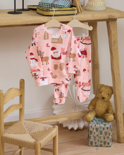 Novogodišnja pidžama za bebe djevojčice okačena na ofinger 